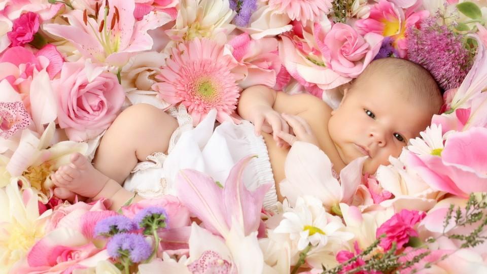 baby-girl-flowers